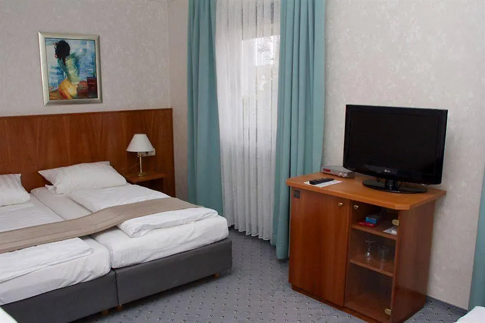 Hotel Cristal Nuremberg 3*,
